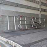 Escalera de aluminio plegable para camiones. Altura regulable y 9 peldaños - Imagen 5