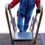 Escalera de aluminio plegable para camiones. Altura regulable y 9 peldaños - Imagen 2