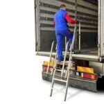 Escalera de aluminio plegable para camiones. Altura regulable y 9 peldaños