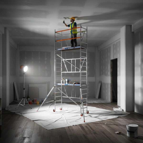 Andamio 100419 siendo usado por un obrero en el interior de una habitación