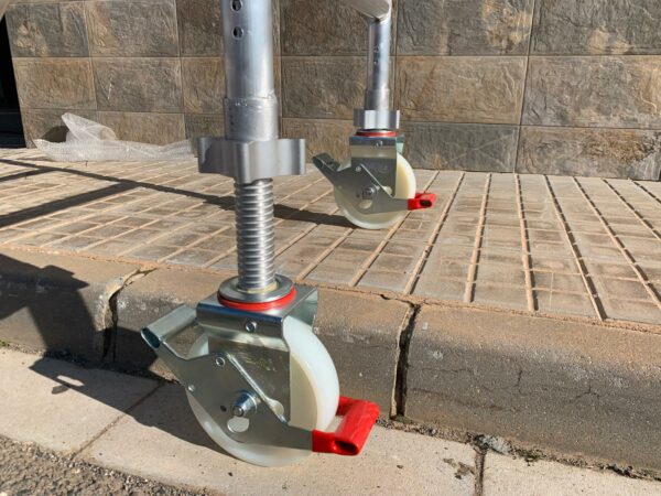 Rueda de NYLON de 200 mm con husillo de aluminio regulable. Carga hasta 800 kg