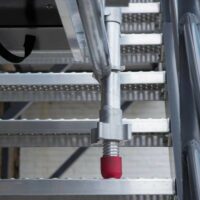 Pata corta ajustable para andamios en escaleras