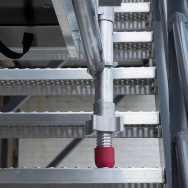 Pata corta ajustable para andamios en escaleras